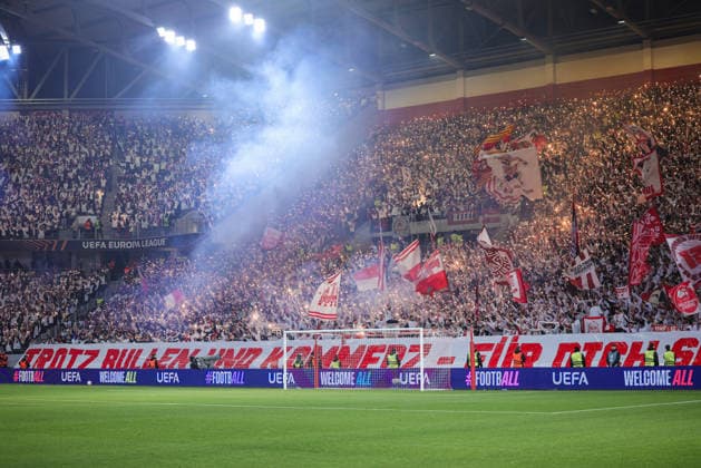 11.12.2025, xhettx, Fussball UEFA Europa League, SC Freiburg - RB Salzburg v.l. Heimfans vor dem Spiel (DFL DFB REGULATIONS PROHIBIT ANY USE OF PHOTOGRAPHS as IMAGE SEQUENCES and or QUASI-VIDEO) Freiburg