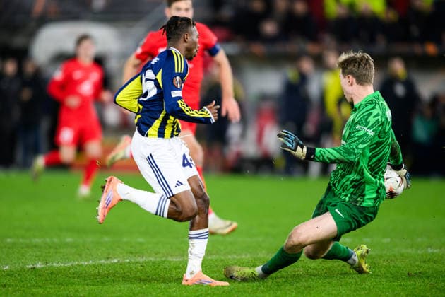 251211 Dorgeles Nene of Fenerbahce and goalkeeper Mathias Dyngeland of Brann during the UEFA Europa League football match between Brann and Fenerbache on December 11, 2025 in Bergen. Photo: Marius Simensen BILDBYRAN COP 238 MM0053 bbeng fotboll football soccer fotball uefa europa league brann fenerbache Copyright: MARIUSxSIMENSEN BB251211ZU027
