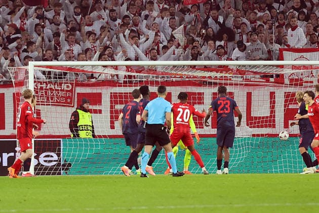 11.12.2025, xrekx, Fussball UEFA Europa League, SC Freiburg - RB Salzburg v.l. Torschuss zum 1:0 durch Niklas Beste (SC Freiburg) (DFL DFB REGULATIONS PROHIBIT ANY USE OF PHOTOGRAPHS as IMAGE SEQUENCES and or QUASI-VIDEO) Freiburg