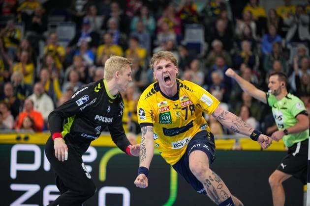 RECORD DATE NOT STATED Szene mit Edwin Aspenbäck (78; Rhein Neckar Löwen) und Bertram Obling (16; VfL Gummersbach) Edwin Aspenbäck (78; Rhein Neckar Löwen) und Bertram Obling (16; VfL Gummersbach) in Aktion