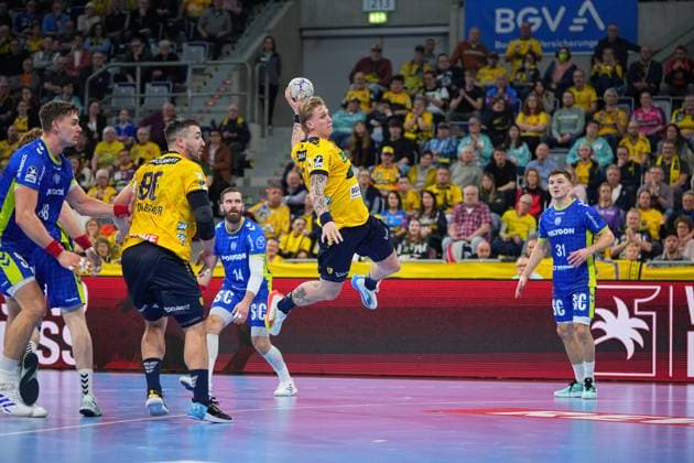 RECORD DATE NOT STATED Szene mit Edwin Aspenbäck (78; Rhein Neckar Löwen), Jannik Kohlbacher (80; Rhein Neckar Löwen), Gino Steenaerts (14; Rhein Neckar Löwen), 66; Rhein Neckar Löwen und Kay Smits (31; VfL Gummersbach) Edwin Aspenbäck (78; Rhein Neckar Löwen) mit Wurf im Angriff