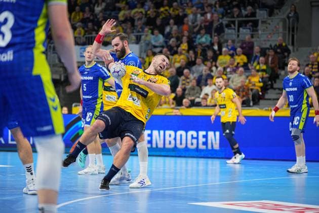RECORD DATE NOT STATED Szene mit Teitur Einarsson (14; VfL Gummersbach), Tilen Kodrin (5; VfL Gummersbach) und Tom Kiesler (30; VfL Gummersbach) Teitur Einarsson (14; VfL Gummersbach) und Tilen Kodrin (5; VfL Gummersbach) im Zweikampf mit Tom Kiesler (30; VfL Gummersbach)