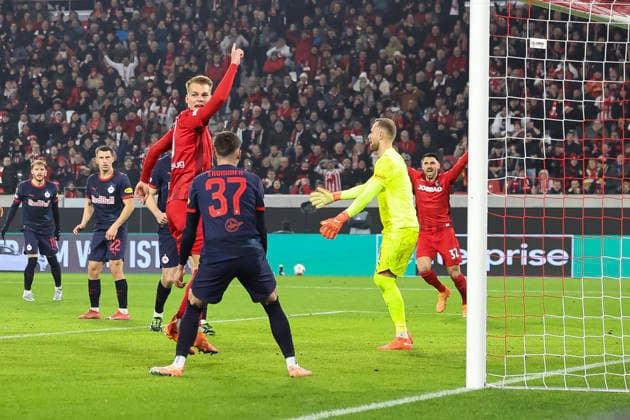 Torjubel SC Freiburg beim 1:0 durch Niklas Beste (SC Freiburg, 19) , Deutschland, Fussball, UEFA Europa League, 6. Spieltag, 2025 2026, SC Freiburg vs. RB Salzburg, 11.12.2025, Europa-Park Stadion (Freiburg), Freiburg im Breisgau, Deutschland Freiburg im Breisgau Europa-Park Stadion (Freiburg) Baden-Württemberg Deutschland Copyright: xGrantxHubbsx