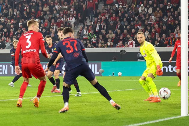 1:0 Tor fuer SC Freiburg durch Niklas Beste (SC Freiburg, 19) , Deutschland, Fussball, UEFA Europa League, 6. Spieltag, 2025 2026, SC Freiburg vs. RB Salzburg, 11.12.2025, Europa-Park Stadion (Freiburg), Freiburg im Breisgau, Deutschland Freiburg im Breisgau Europa-Park Stadion (Freiburg) Baden-Württemberg Deutschland Copyright: xGrantxHubbsx