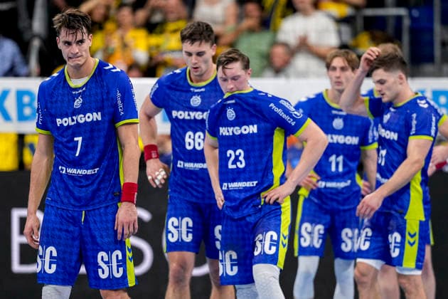 v.li.: Julian Köster (VfL, 7), Stepan Zeman (VfL, 66), Ole Pregler (VfL, 23), Mathis Häseler (VfL, 11), Kay Smits (VfL, 31), Spieler vom VfL Gummersbach, enttäuscht über die Niederlage, Enttäuschung nach dem Schlusspfiff, Highlight, Verlierer, verloren, Frustration, disappointed, pessimistisch, 11.12.2025, Mannheim (Deutschland), Handball, Bundesliga, Rhein-Neckar Löwen - VfL Gummersbach