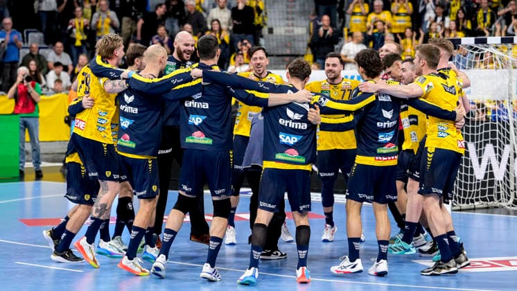 Spieler der Rhein-Neckar-Löwen, Jubel nach dem Schlusspfiff, Freude über den Sieg, Sieger, Gewinner, jubelt, jubeln, fröhlich, positiv, freut sich, freuen, optimistisch, Highlight, Action, Aktion, tanzen im Kreis, Teamkreis, Mannschaftskreis, 11.12.2025, Mannheim (Deutschland), Handball, Bundesliga, Rhein-Neckar Löwen - VfL Gummersbach