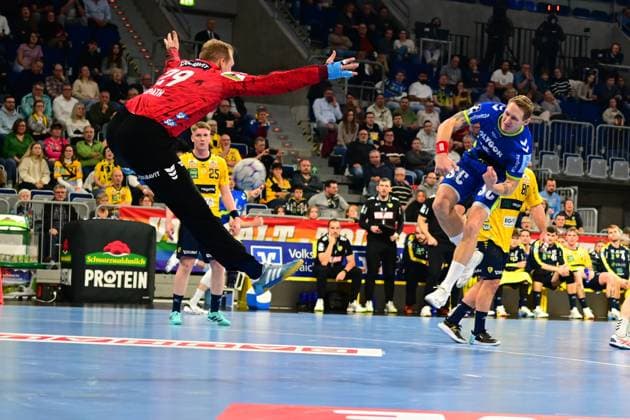 RECORD DATE NOT STATED Szene mit Tilen Kodrin (5; VfL Gummersbach), Haukur Thrastarson (25; Rhein Neckar Löwen) und Patrick Jahnke (996; Rhein Neckar Löwen) Szene mit Tilen Kodrin (5; VfL Gummersbach) und Haukur Thrastarson (25; Rhein Neckar Löwen)