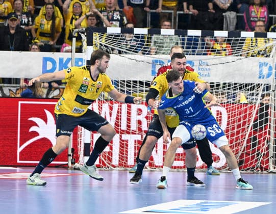 HBL-Handball-Bundesliga - Saison 2025 26 Mannheim SAP-Arena 11.12.2025 Rhein-Neckar-Löwen (rnl) - VfL Gummersbach (gum) V.li: Steven Plucnar JACOBSEN (Rhein-Neckar-Löwen), Jannik KOHLBACHER (Rhein-Neckar-Löwen), Kay SMITS (gum) HBL-Handball-Bundesliga