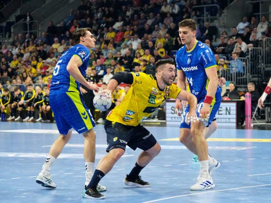 HBL-Handball-Bundesliga - Saison 2025 26 Mannheim SAP-Arena 11.12.2025 Rhein-Neckar-Löwen (rnl) - VfL Gummersbach (gum) Jannik KOHLBACHER (Rhein-Neckar-Löwen), mi, Tilen KODRIN (gum, li - Stepan ZEMAN, re HBL-Handball-Bundesliga