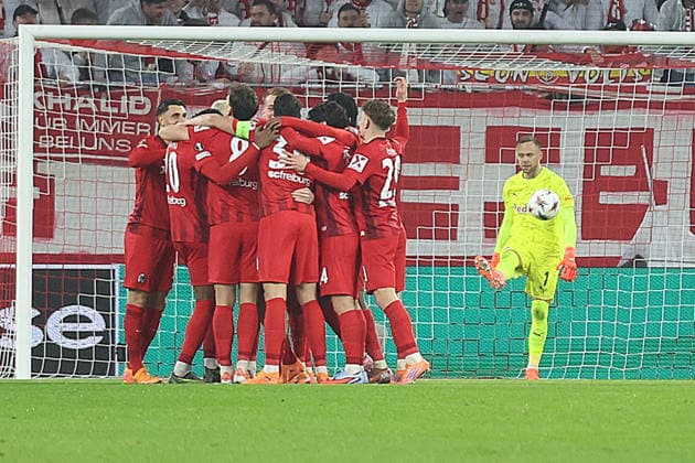 11.12.2025, xrekx, Fussball UEFA Europa League, SC Freiburg - RB Salzburg v.l. Torjubel nach dem Tor zum celebrating the goal celebrate 1:0 durch Niklas Beste (SC Freiburg) Alexander Schlager (FC Red Bull Salzburg) (DFL DFB REGULATIONS PROHIBIT ANY USE OF PHOTOGRAPHS as IMAGE SEQUENCES and or QUASI-VIDEO) Freiburg