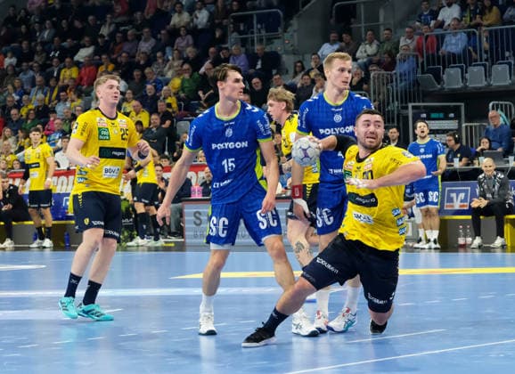 HBL-Handball-Bundesliga - Saison 2025 26 Mannheim SAP-Arena 11.12.2025 Rhein-Neckar-Löwen (rnl) - VfL Gummersbach (gum) Jannik KOHLBACHER (Rhein-Neckar-Löwen), re - Miro SCHLUROFF (gum), li HBL-Handball-Bundesliga