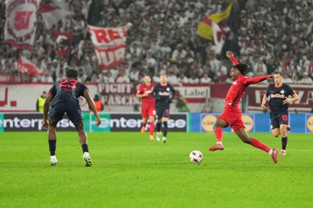 UEFA Europa League: SC Freiburg vs FC Salzburg, 11.12.2025 Johan Manzambi (SC Freiburg, 44) der zu Boden fällt UEFA Europa League: SC Freiburg vs FC Salzburg, Europa-Park-Stadion, 11.12.2025 Copyright: xBEAUTIFULxSPORTS Boscox