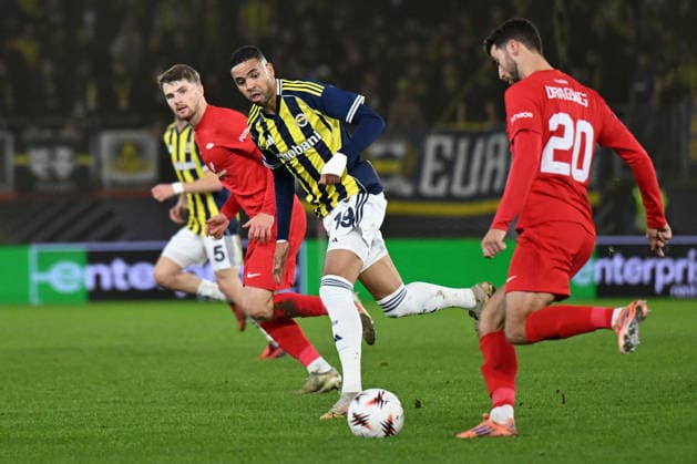 Brann v Fenerbahce - UEFA Europa League BERGEN, NORWAY - DECEMBER 11: Youssef En-Nesyri (19) of Fenerbahce in action against Vetle Dragsnes (20) of Brann during the UEFA Europa League week 6 football match between Brann and Fenerbahce at Brann Stadium in Bergen, Norway on December 11, 2025. Oguz Yeter Anadolu Bergen Norway. Editorial use only. Please get in touch for any other usage.  Copyright: x2025xAnadoluxOguzxYeterx