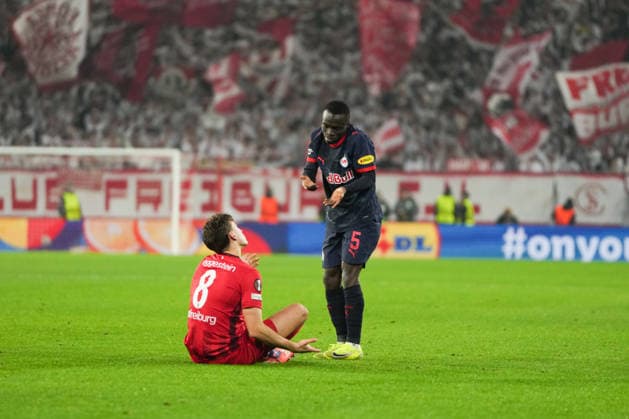 UEFA Europa League: SC Freiburg vs FC Salzburg, 11.12.2025 Maximilian Eggestein (SC Freiburg, 8) der am Boden liegt und einen Freistoß bekommen hat, und Soumaïla Diabate (FC Salzburg, 5) der es nicht fassen kann UEFA Europa League: SC Freiburg vs FC Salzburg, Europa-Park-Stadion, 11.12.2025 Copyright: xBEAUTIFULxSPORTS Boscox