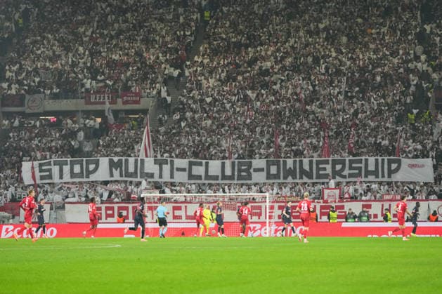 UEFA Europa League: SC Freiburg vs FC Salzburg, 11.12.2025 SC Freiburg Fans mint einem Banner: STOP MULTI-CLUB-OWNERSHIP UEFA Europa League: SC Freiburg vs FC Salzburg, Europa-Park-Stadion, 11.12.2025 Copyright: xBEAUTIFULxSPORTS Boscox