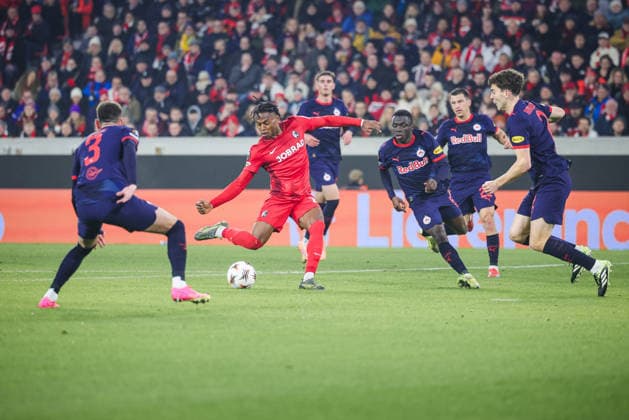 11.12.2025, xhettx, Fussball UEFA Europa League, SC Freiburg - RB Salzburg v.l. Junior Adamu (SC Freiburg, 20) mit dem Schuss aufs Tor (DFL DFB REGULATIONS PROHIBIT ANY USE OF PHOTOGRAPHS as IMAGE SEQUENCES and or QUASI-VIDEO) Freiburg