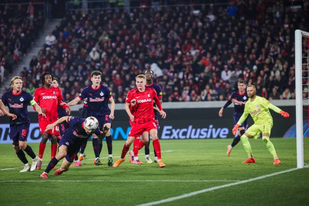 11.12.2025, xhettx, Fussball UEFA Europa League, SC Freiburg - RB Salzburg v.l. Stefan Lainer (FC Salzburg, 22) köpft den Ball raus (DFL DFB REGULATIONS PROHIBIT ANY USE OF PHOTOGRAPHS as IMAGE SEQUENCES and or QUASI-VIDEO) Freiburg