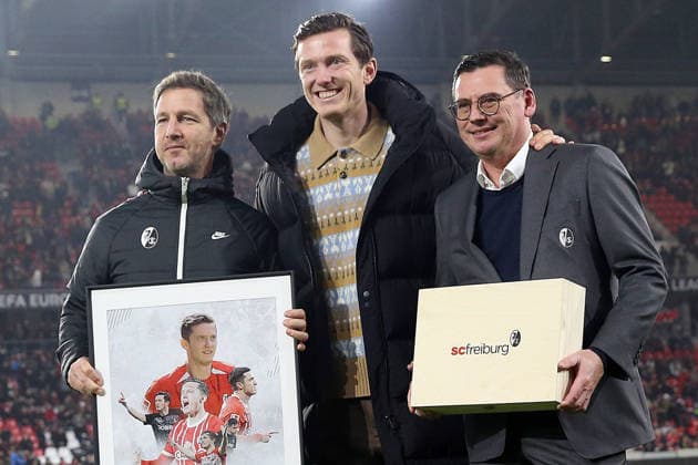 11.12.2025, xrekx, Fussball UEFA Europa League, SC Freiburg - RB Salzburg v.l. Verabschiedung Michael Gregoritsch Jochen Saier Vorstand Oliver Leki Vorstand Finanzen (DFL DFB REGULATIONS PROHIBIT ANY USE OF PHOTOGRAPHS as IMAGE SEQUENCES and or QUASI-VIDEO) Freiburg *** 11 12 2025, xrekx, Football UEFA Europa League, SC Freiburg RB Salzburg v l Farewell Michael Gregoritsch Jochen Saier Board Member Sport Oliver Leki Board Member Finance DFL DFB REGULATIONS PROHIBIT ANY USE OF PHOTOGRAPHS as IMAGE SEQUENCES and or QUASI VIDEO Freiburg