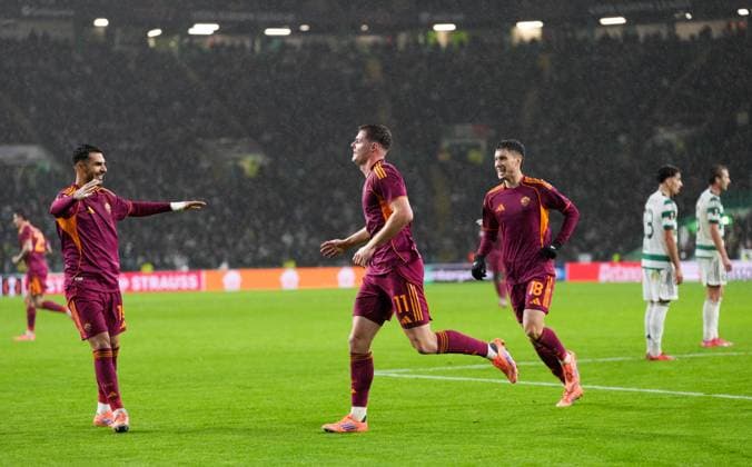 Evan Ferguson of AS Roma celebrates scoring his second goal of the gamete give Roma a 0-3 lead. Celtic v Roma, UEFA Europa League, Group Stage, Football, Celtic Park, Glasgow, Scotland, UK - 11 Dec 2025Glasgow Celtic Park United Kingdom EDITORIAL USE ONLY No use with unauthorised audio, video, data, fixture lists, club league logos or live services. Online in-match use limited to 120 images, no video emulation. No use in betting, games or single club league player publications. Copyright: xStuartxWallace Shutterstockx 16080577cj
