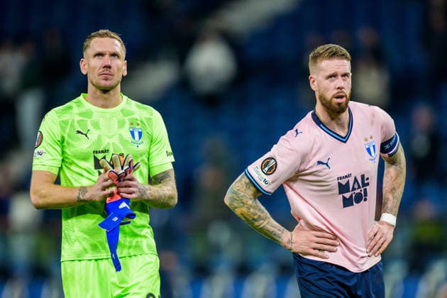 251211 Goalkeeper Robin Olsen and Pontus Jansson of Malmö FF look dejected after the Europa League football match between Porto and Malmö FF on December 11, 2025 in Porto. Photo: Ludvig Thunman BILDBYRAN kod LT LT0761 fotboll football soccer fotball uefa europa league europa league porto malmö ff bbeng depp Copyright: LUDVIGxTHUNMAN BB251211LT114