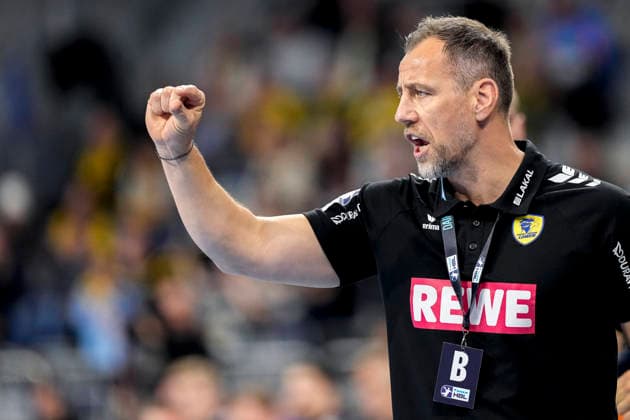 Maik Machulla (Trainer, Cheftrainer, RNL), gibt Anweisungen, gestikuliert, mit den Armen gestikulieren, Einzelbild, Einzelfoto, Aktion, Action, 11.12.2025, Mannheim (Deutschland), Handball, Bundesliga, Rhein-Neckar Löwen - VfL Gummersbach