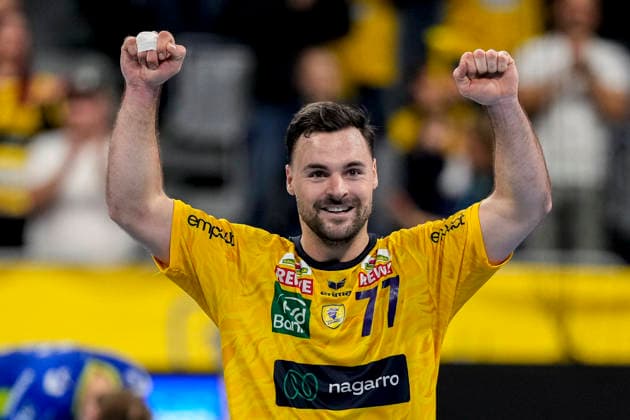 Dani Baijens (RNL, 77), Spieler der Rhein-Neckar-Löwen, Jubel nach dem Schlusspfiff, Freude über den Sieg, Sieger, Gewinner, jubelt, jubeln, fröhlich, positiv, freut sich, freuen, optimistisch, Highlight, Einzelbild, Einzelfoto, Aktion, Action, 11.12.2025, Mannheim (Deutschland), Handball, Bundesliga, Rhein-Neckar Löwen - VfL Gummersbach