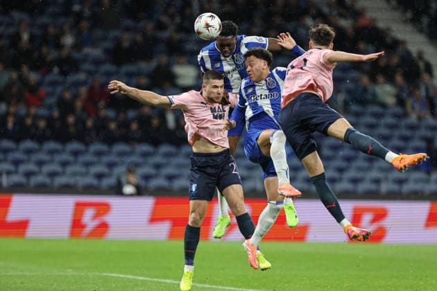FC Porto vs Malmo FF - UEFA Europa League : (Foto Photo : Tiago Vieira Avant Sports) FC Porto vs Malmo FF - UEFA Europa League, Samu and Pepe players of FC Porto and players of Malmo FF in action during the Europa League football match between FC Porto and Malmo FF at Estadio do Dragao in Porto, Portugal, on December 11, 2025. (Photo : Tiago Vieira Avant Sports) Porto, Portugal Estadio do Dragao Portugal Copyright: xFoto Photox:xTiagoxVieira AvantxSportsx