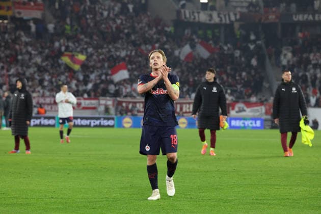 11.12.2025, xrekx, Fussball UEFA Europa League, SC Freiburg - RB Salzburg v.l. RB Salzburg Mannschaft bedankt bedanken sich bei den Fans, the player thanks the fans for their support (DFL DFB REGULATIONS PROHIBIT ANY USE OF PHOTOGRAPHS as IMAGE SEQUENCES and or QUASI-VIDEO) Freiburg