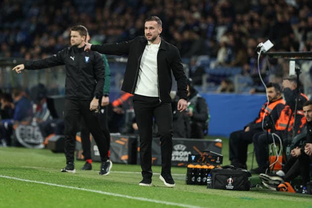 FC Porto vs Malmo FF - UEFA Europa League : (Foto Photo : Tiago Vieira Avant Sports) FC Porto vs Malmo FF - UEFA Europa League, The coach of Malmo FF, Miguel Angel Ramirez, gives instructions from the sideline during the Europa League football match between FC Porto and Malmo FF at Estadio do Dragao in Porto, Portugal, on December 11, 2025. (Photo : Tiago Vieira Avant Sports) Porto, Portugal Estadio do Dragao Portugal Copyright: xFoto Photox:xTiagoxVieira AvantxSportsx