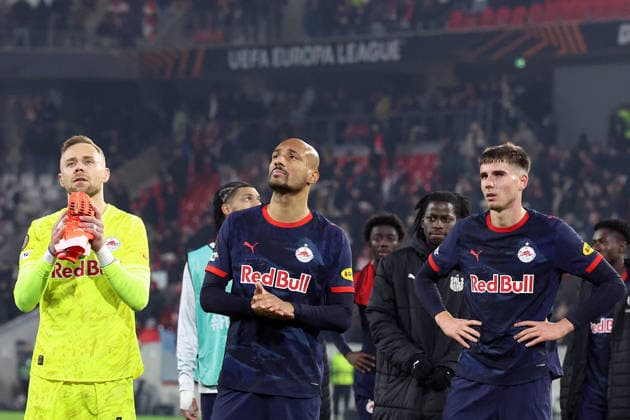 11.12.2025, xrekx, Fussball UEFA Europa League, SC Freiburg - RB Salzburg v.l. RB Salzburg Mannschaft bedankt bedanken sich bei den Fans, the player thanks the fans for their support Alexander Schlager (FC Red Bull Salzburg) Karim Onisiwo (FC Red Bull Salzburg) Tim Trummer (FC Red Bull Salzburg) (DFL DFB REGULATIONS PROHIBIT ANY USE OF PHOTOGRAPHS as IMAGE SEQUENCES and or QUASI-VIDEO) Freiburg