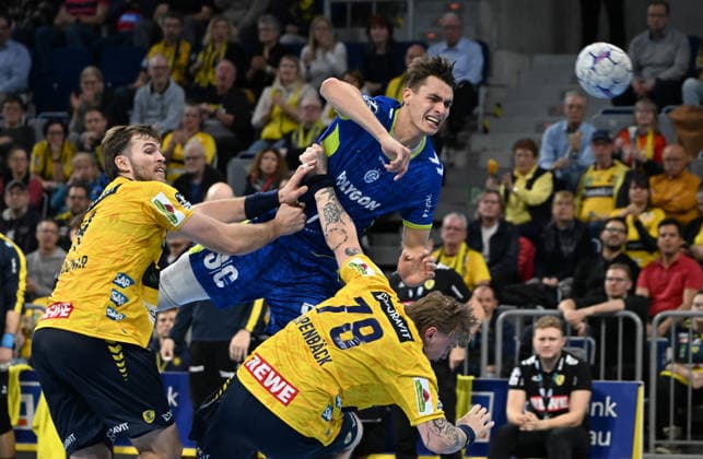 HBL-Handball-Bundesliga - Saison 2025 26 Mannheim SAP-Arena 11.12.2025 Rhein-Neckar-Löwen (rnl) - VfL Gummersbach (gum) 34:32 Julian KOESTER (gum), oben, Steven Plucnar JACOBSEN (Rhein-Neckar-Löwen), li - Edwin ASPENBÄCK (Rhein-Neckar-Löwen), re HBL-Handball-Bundesliga