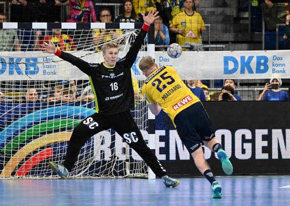HBL-Handball-Bundesliga - Saison 2025 26 Mannheim SAP-Arena 11.12.2025 Rhein-Neckar-Löwen (rnl) - VfL Gummersbach (gum)34:32 Kaukur THRASTARSON (Rhein-Neckar-Löwen), re, versenkt einen 7-Meter gegen Berta OBLING (gum) HBL-Handball-Bundesliga