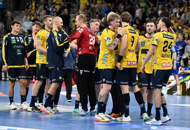 HBL-Handball-Bundesliga - Saison 2025 26 Mannheim SAP-Arena 11.12.2025 Rhein-Neckar-Löwen (rnl) - VfL Gummersbach (gum) 34:32 Jubelnde Rhein-Neckar-Löwen nach dem Sieg HBL-Handball-Bundesliga