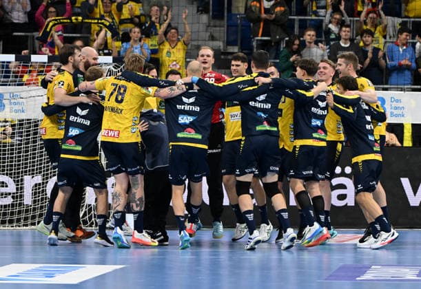 HBL-Handball-Bundesliga - Saison 2025 26 Mannheim SAP-Arena 11.12.2025 Rhein-Neckar-Löwen (rnl) - VfL Gummersbach (gum) 34:32 Der Rhein-Neckar-Löwen Jubelkreis HBL-Handball-Bundesliga