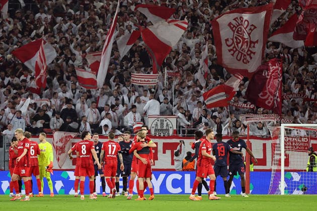 11.12.2025, xrekx, Fussball UEFA Europa League, SC Freiburg - RB Salzburg v.l. SC Freiburg Mannschaft, Spieler, jubeln nach Spielende, Team, Player, celebrate at the end of the match Niklas Beste (SC Freiburg) (DFL DFB REGULATIONS PROHIBIT ANY USE OF PHOTOGRAPHS as IMAGE SEQUENCES and or QUASI-VIDEO) Freiburg
