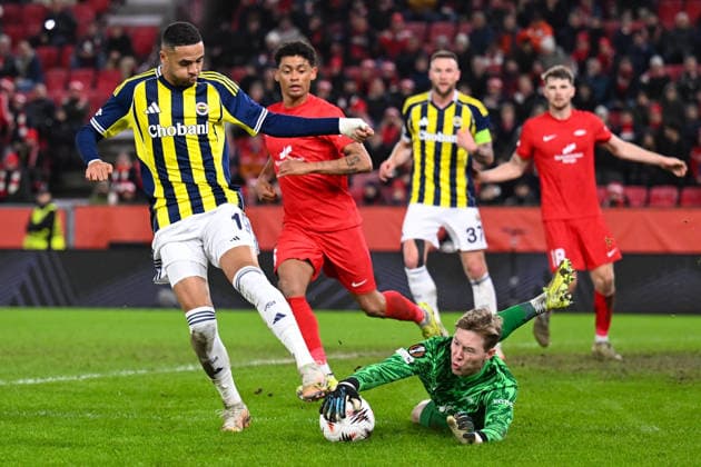 Brann v Fenerbahce - UEFA Europa League BERGEN, NORWAY - DECEMBER 11: Youssef En-Nesyri (19) of Fenerbahce in action against Mathias Dyngeland of Brann during the UEFA Europa League week 6 football match between Brann and Fenerbahce at Brann Stadium in Bergen, Norway on December 11, 2025. Oguz Yeter Anadolu Bergen Norway. Editorial use only. Please get in touch for any other usage.  Copyright: x2025xAnadoluxOguzxYeterx