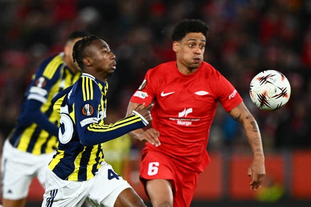 Brann v Fenerbahce - UEFA Europa League BERGEN, NORWAY - DECEMBER 11: Dorgeles Nene (L) of Fenerbahce in action against Japhet Sery Larsen (6) of Brann during the UEFA Europa League week 6 football match between Brann and Fenerbahce at Brann Stadium in Bergen, Norway on December 11, 2025. Oguz Yeter Anadolu Bergen Norway. Editorial use only. Please get in touch for any other usage.  Copyright: x2025xAnadoluxOguzxYeterx