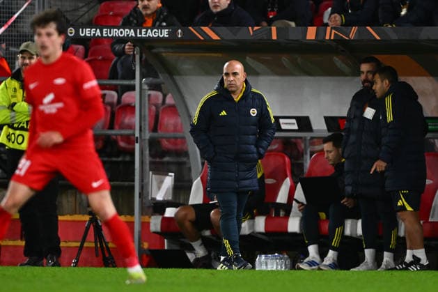 Brann v Fenerbahce - UEFA Europa League BERGEN, NORWAY - DECEMBER 11: Zeki Murat Gole (C), serving as technical director for Fenerbahce, follows the UEFA Europa League week 6 football match between Brann and Fenerbahce from the bench at Brann Stadium in Bergen, Norway on December 11, 2025. Fenerbahce Technical Director Domenico Tedesco was unable to take his place on the bench against Brann due to a yellow card suspension. Oguz Yeter Anadolu Bergen Norway. Editorial use only. Please get in touch for any other usage.  Copyright: x2025xAnadoluxOguzxYeterx