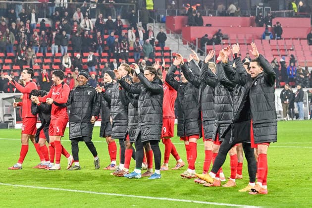 Die Mannschaft des SC Freiburg feiert vor der Kurve mit den Fans. GER, SC Freiburg - FC Salzburg, Fussball, Europa League, 6. Spieltag, Saison 2025 2026, 11.12.2025 GER, SC Freiburg - FC Salzburg, Fussball, Europa League, 6. Spieltag, Saison 2025 2026, 11.12.2025 Freiburg Copyright: xEibner-Pressefoto ThomasxHessx EP_THS