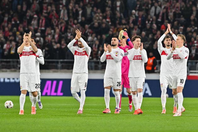 Europa League; VfB Stuttgart - Maccabi Tel Aviv; 11.12.2025 STUTTGART, GERMANY - 11. DECEMBER: das Heimteam motiviert sich un das Publikum vor dem Match zwischen dem VfB Stuttgart und Maccabi Tel Aviv am 6. Spieltag der UEFA Europa League Ligaphase in der MHP Arena