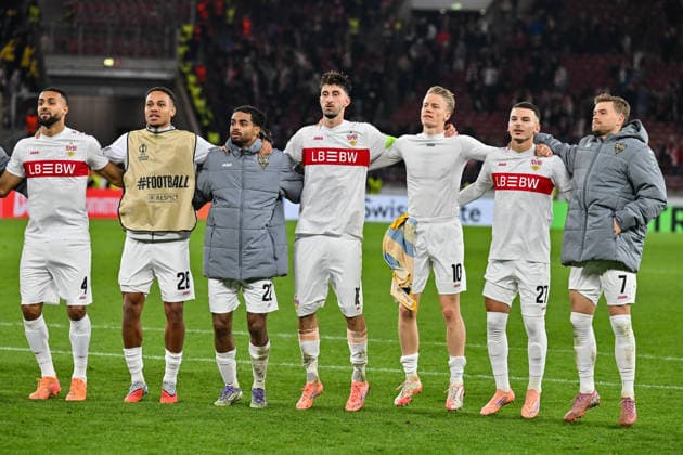 Europa League; VfB Stuttgart - Maccabi Tel Aviv; 11.12.2025 STUTTGART, GERMANY - 11. DECEMBER: Das Team der Schwaben feiert den Sieg gegen Tel Aviv zusammen mit den Fans nach dem Match zwischen dem VfB Stuttgart und Maccabi Tel Aviv am 6. Spieltag der UEFA Europa League Ligaphase in der MHP Arena Josha VAGNOMAN (VfB Stuttgart 4), Nikolas NARTEY (VfB Stuttgart 28), Lorenz ASSIGNON (VfB Stuttgart 22), ATAKAN KARAZOR (VFB STUTTGART 16), Chris FÜHRICH (VfB Stuttgart 10), Badredine BOUANANI (VfB Stuttgart 27) und Maximilian MITTELSTÄDT (VfB Stuttgart 7)