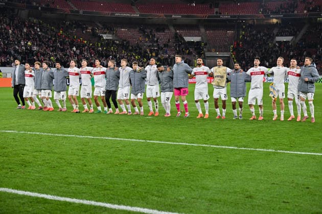 Europa League; VfB Stuttgart - Maccabi Tel Aviv; 11.12.2025 STUTTGART, GERMANY - 11. DECEMBER: Das Team der Schwaben feiert den Sieg gegen Tel Aviv zusammen mit den Fans nach dem Match zwischen dem VfB Stuttgart und Maccabi Tel Aviv am 6. Spieltag der UEFA Europa League Ligaphase in der MHP Arena