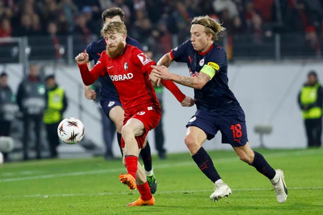 Niklas Beste (SC Freiburg, 19) und Mads Bidstrup (RB Salzburg, 18) im Laufduell , Deutschland, Fussball, UEFA Europa League, 6. Spieltag, 2025 2026, SC Freiburg vs. RB Salzburg, 11.12.2025, Europa-Park Stadion (Freiburg), Freiburg im Breisgau, Deutschland Freiburg im Breisgau Europa-Park Stadion (Freiburg) Baden-Württemberg Deutschland Copyright: xGrantxHubbsx