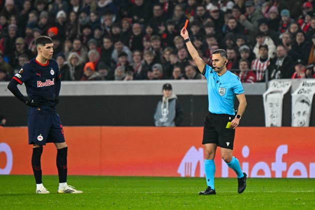SOCCER - UEFA EL, Freiburg vs RBS FREIBURG,GERMANY,11.DEC.25 - SOCCER - UEFA Europa League, SC Freiburg vs Red Bull Salzburg. Image shows Petar Ratkov (RBS) and referee Elchin Masiyev (AZE). Keywords: red card.  GEPAxpictures xOliverxLerch