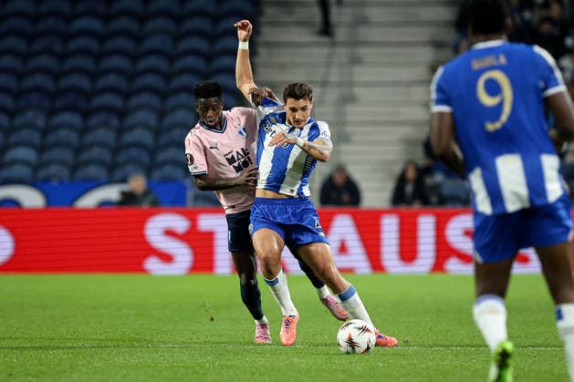 FC Porto vs Malmo FF - UEFA Europa League : (Foto Photo : Tiago Vieira Avant Sports) FC Porto vs Malmo FF - UEFA Europa League, Jakub Kiwior player of FC Porto and Emmanuel Ekong, player of Malmo FF in action during the Europa League football match between FC Porto and Malmo FF at Estadio do Dragao in Porto, Portugal, on December 11, 2025. (Photo : Tiago Vieira Avant Sports) Porto, Portugal Estadio do Dragao Portugal Copyright: xFoto Photox:xTiagoxVieira AvantxSportsx