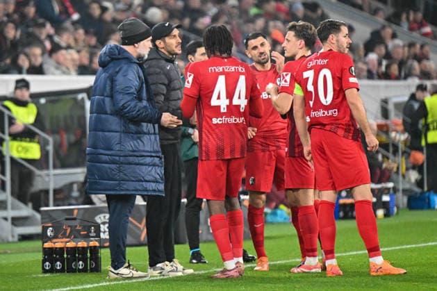 SOCCER - UEFA EL, Freiburg vs RBS FREIBURG,GERMANY,11.DEC.25 - SOCCER - UEFA Europa League, SC Freiburg vs Red Bull Salzburg. Image shows head coach Julian Schuster (Freiburg) and some players of Freiburg.  GEPAxpictures xOliverxLerch