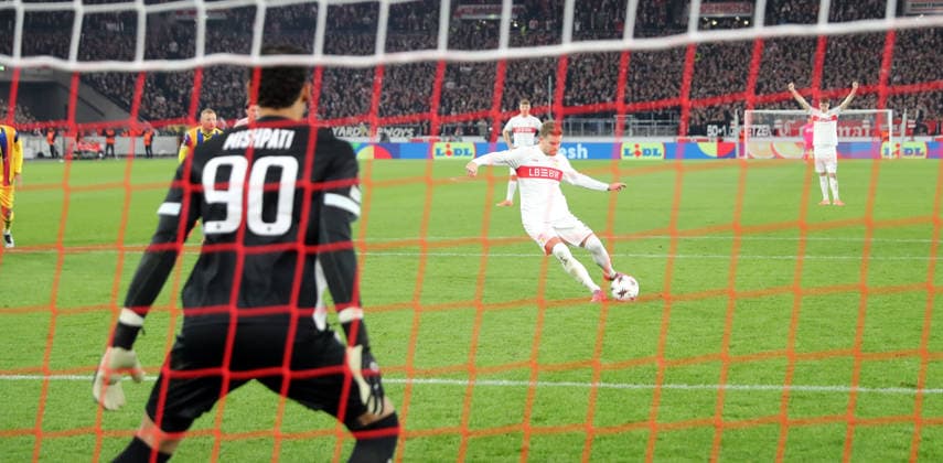 11.12.25 VfB Stuttgart - Maccabi Tel Aviv FC Deutschland, Stuttgart, 11.12.2025, Fussball, UEFA Europa League, Saison 2025 2026, VfB Stuttgart - Maccabi Tel Aviv FC: Maximilian Mittelstädt (VfB Stuttgart); Tor Elfmeter 3:0 Mittelstädt.