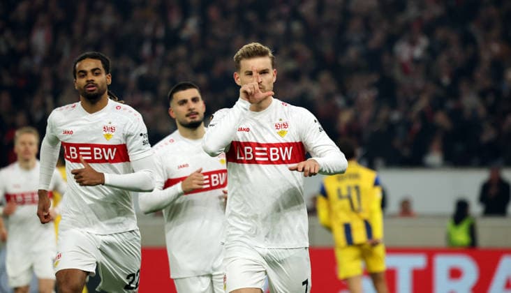 11.12.25 VfB Stuttgart - Maccabi Tel Aviv FC Deutschland, Stuttgart, 11.12.2025, Fussball, UEFA Europa League, Saison 2025 2026, VfB Stuttgart - Maccabi Tel Aviv FC: Maximilian Mittelstädt (VfB Stuttgart); Jubel Tor Elfmeter 3:0 Mittelstädt.