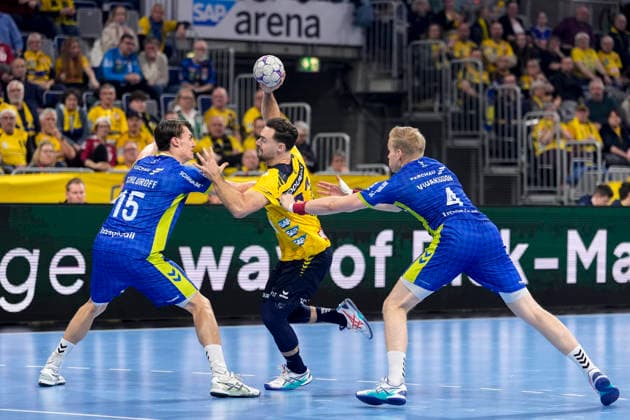v.li.: Miro Schluroff (VfL, 15), Dani Baijens (RNL, 77), Ellidi Snaer Vidarsson (VfL, 4), Zweikampf, Spielszene, Duell, duel, tackle, tackling, Dynamik, Action, Aktion, 11.12.2025, Mannheim (Deutschland), Handball, Bundesliga, Rhein-Neckar Löwen - VfL Gummersbach