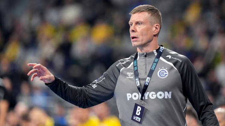 Gudjon Valur Sigurdsson (Trainer, Cheftrainer, VfL Gummersbach), gibt Anweisungen, gestikuliert, mit den Armen gestikulieren, Einzelbild, Einzelfoto, Aktion, Action, 11.12.2025, Mannheim (Deutschland), Handball, Bundesliga, Rhein-Neckar Löwen - VfL Gummersbach